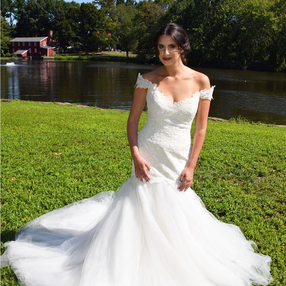 Elegant Off-Shoulder Lace Wedding Dress